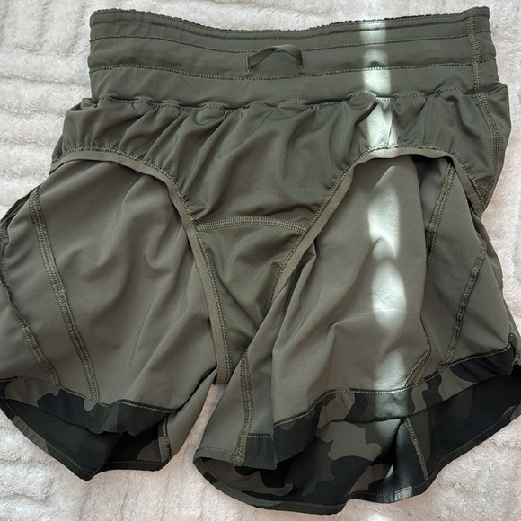 Lululemon Track That Mid-Rise Lined Short 5" Heritage Camo Medium Olive Multi - Picture 6 of 6